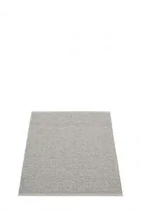 Rektangulært tæppe i varm grå med fin vævet tekstur, minimalistisk stil.