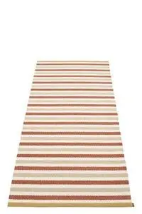 Rektangulært tæppe med murstensrøde og hvide striber, synlig etiket, kant med kontrastfarve.