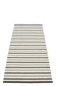 Rektangulært tæppe med striber i grå og hvide nuancer. Enkel og moderne stil.