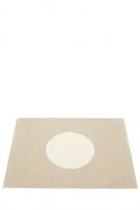 Rektangulært tæppe i beige med en hvid cirkel i midten, minimalistisk og geometrisk design.