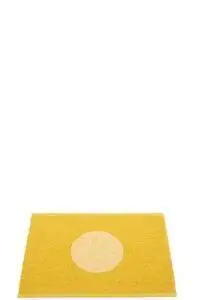 Rektangulær måtte i sennepsgul med en lys gul cirkel i midten, måler 70x50 cm.