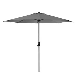 Udendørs parasol med mørk, segmenteret skærm og krank til justering på stangen.