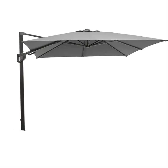 Stor, moderne parasol med grå baldakin og sidemonteret stang, der giver skygge uden centralt stativ.