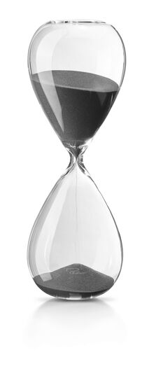 Gennemsigtigt timeglas med sort sand og smal hals, designet til en times tidsmåling.