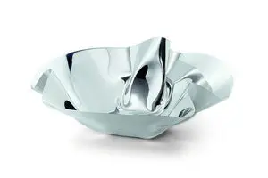 Skulpturel skål med poleret, reflekterende overflade og åbent design. Organiske, asymmetriske former.