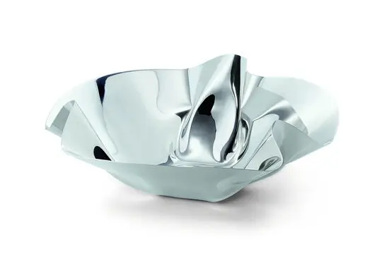 Skulpturel skål med poleret, reflekterende overflade og åbent design. Organiske, asymmetriske former.
