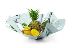 Stor, blank Margarethe skål med organisk form, fyldt med frugt som ananas og lime.