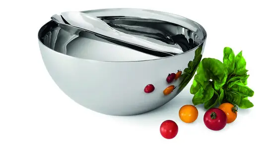 Skinnende salatskål med to serveringsredskaber, moderne og rund design, reflekterende overflade.