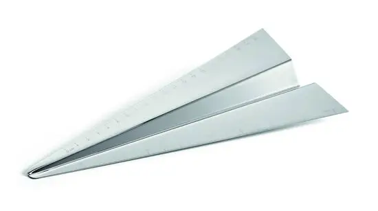 Trekantet lineal i flyform med spejlpoleret, skinnende overflade og centimeterangivelser.