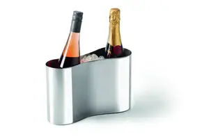 Moderne flaskeholder til to flasker, kurvet design, skinnende overflade, viser to forskellige flasker.