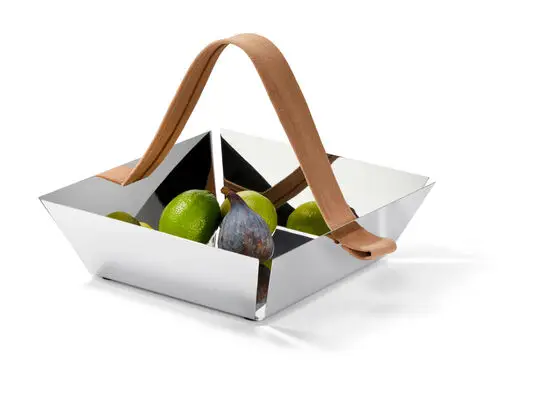 Moderne frugtkurv med spejlblank overflade, firkantet form og bred, buet hank.