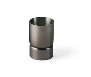 Cylindrisk, dobbeltmålt jigger i metal med to kopper i forskellige størrelser, kompakt og glat design.