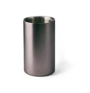 Slank cylindrisk vinkøler med glat, poleret overflade og åben top. Minimalistisk design uden håndtag.