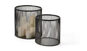 To cylindriske lysestager med sorte, lodrette stænger. En stor og en lille, moderne design.