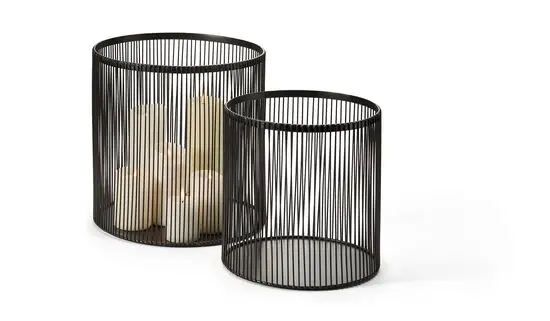 To cylindriske lysestager med sorte, lodrette stænger. En stor og en lille, moderne design.