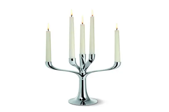 Poleret, metal kandelaber med fem arme og kromfinish. Moderne design med glatte, flydende kurver.