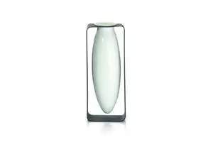 Slank, oval vase svæver i en rektangulær metalramme. Moderne og elegant design med rene linjer.