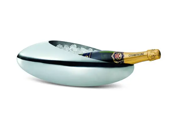 Elegant, ovalformet champagnekøler i metal med is og flaske, glat og reflekterende overflade.
