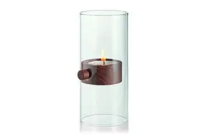 Cylindrisk glas med træholder til fyrfadslys, håndtag synligt, minimalistisk design.