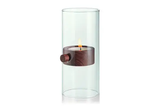 Cylindrisk glas med træholder til fyrfadslys, håndtag synligt, minimalistisk design.