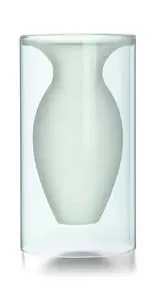 Vase med klart cylindrisk ydre og indre vase med bred kant. Enkel og ren æstetik.