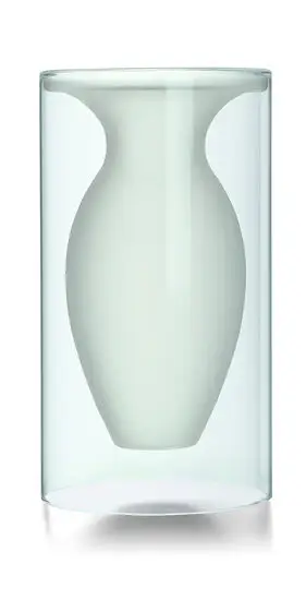 Vase med klart cylindrisk ydre og indre vase med bred kant. Enkel og ren æstetik.