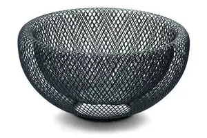 Trådflet skål med åbent gitterdesign, rund form der snævrer ind mod bunden, elegant og moderne.