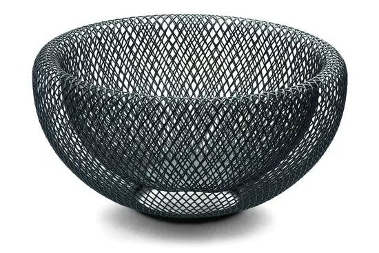 Trådflet skål med åbent gitterdesign, rund form der snævrer ind mod bunden, elegant og moderne.