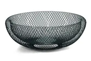 Stor rund netmønster skål, rummelig og flad, ideel til dekoration eller opbevaring.