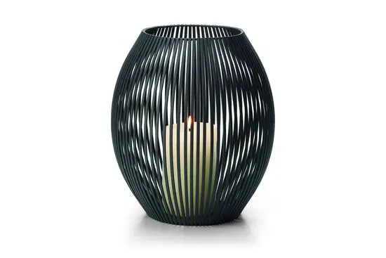 Mørk lantern med lodrette tremmer, der danner en burform. Lys kan ses gennem åbningerne.