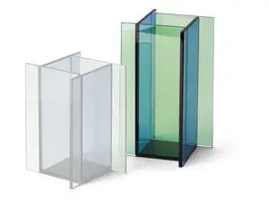 To rektangulære glasvaser med geometrisk design; én i lyse nuancer, den anden i mørke nuancer.
