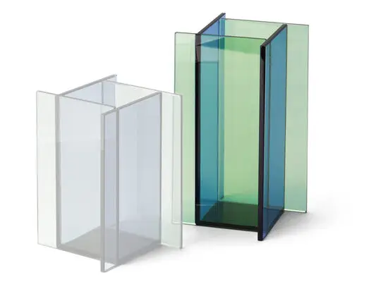 To rektangulære glasvaser med geometrisk design; én i lyse nuancer, den anden i mørke nuancer.