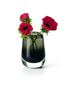 Elegant vase med farvegradient fra mørk til lys, glat overflade og rund form.