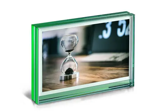 Rektangulær glasramme med timeglasfoto, moderne design, vandret visning.