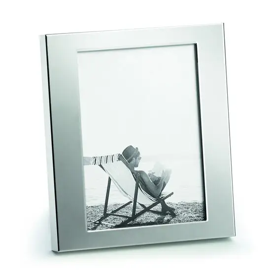Rektangulær fotoramme med blank overflade, velegnet til at vise fotos i størrelsen 13 x 18 cm.