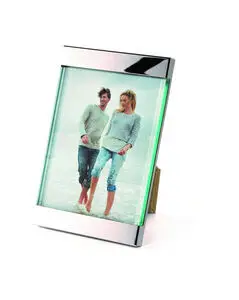 Rektangulær ramme med reflekterende overflade, viser foto af to mennesker, står oprejst på stativ.