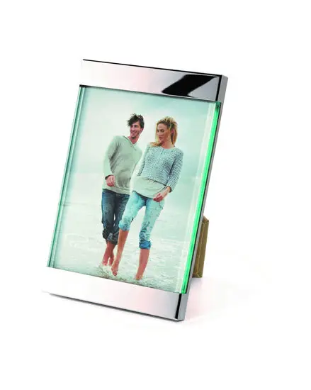 Rektangulær ramme med reflekterende overflade, viser foto af to mennesker, står oprejst på stativ.
