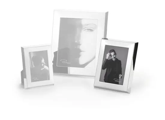 Tre Philippi Moda fotorammer i spejlpoleret finish, minimalistisk design, stående i forskellige størrelser.