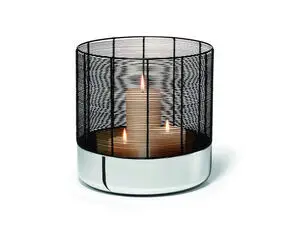 Cylindrisk lysestage med sort trådnet og reflekterende bund, designet til at holde et stearinlys.