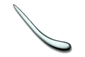 Brevåbner med buet design og skinnende overflade, der spidser til en fin spids til åbning af breve.
