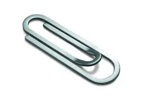 Slank, metalisk pengeklip med glat, poleret overflade. Designet ligner en papirclips.
