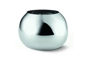 Skinnende vase med bred, rund krop og let indadbøjet kant. Designet af Flip.