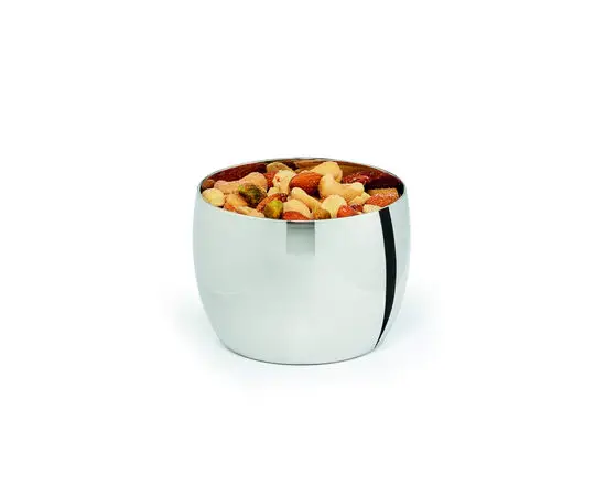 Skål med poleret ydre og moderne design, perfekt til snacks eller småting.