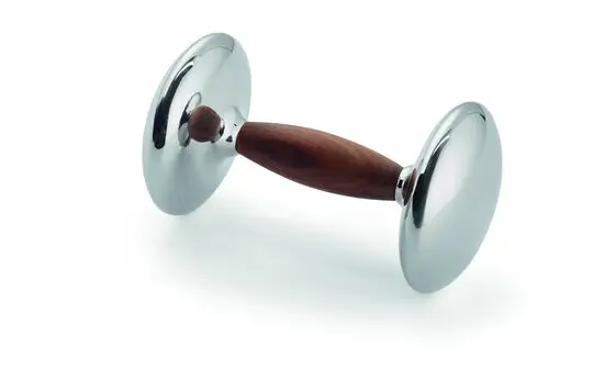 Skinnende metalhåndvægte med rund form og trægreb, kompakt og elegant design.