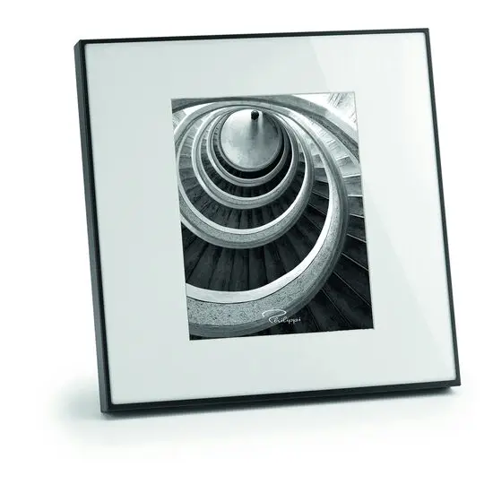 Kvadratisk fotoramme med minimalistisk design og foto af en spiraltrappe. Tynd kant og dybde.