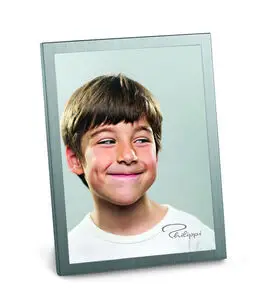 Moderne Philippi ramme 15x20 cm med foto af smilende dreng, står oprejst med støttebagkant.