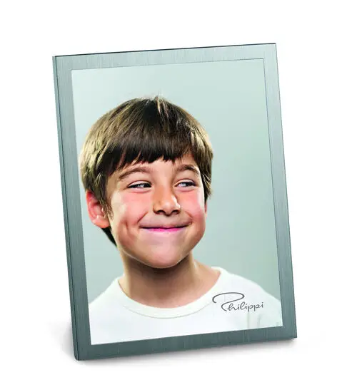 Moderne Philippi ramme 15x20 cm med foto af smilende dreng, står oprejst med støttebagkant.
