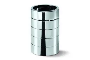 Cylindrisk penneholder i skinnende metal med stablede segmenter, moderne design, kompakt størrelse.