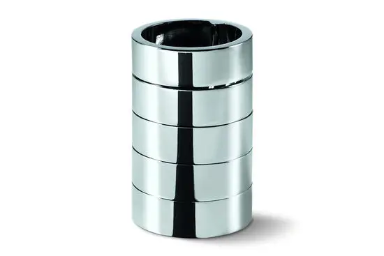 Cylindrisk penneholder i skinnende metal med stablede segmenter, moderne design, kompakt størrelse.