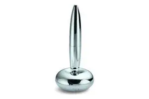 Poleret pen på en kugleformet magnetisk stander, kompakt og strømlinet design.